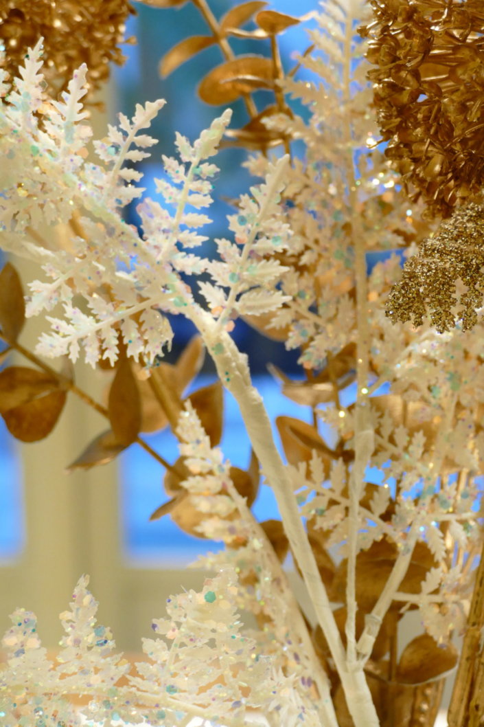 Evenement galette des rois chez hermès sur le thème blanc dorée et bois avec des sablés personnalisés