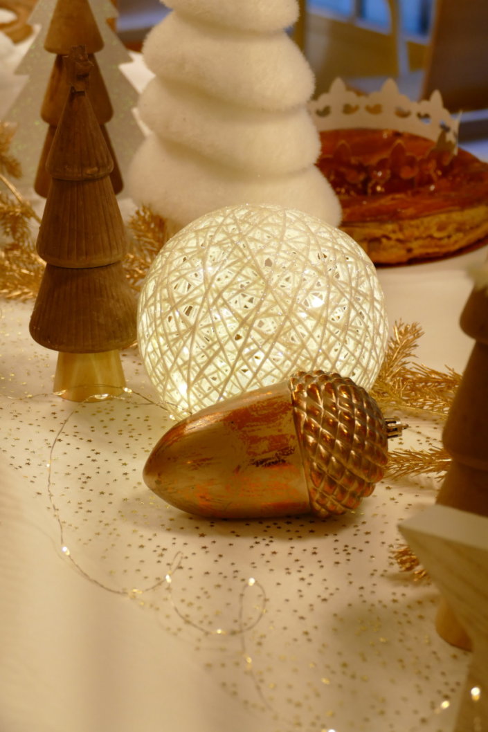 Evenement galette des rois chez hermès sur le thème blanc dorée et bois avec des sablés personnalisés