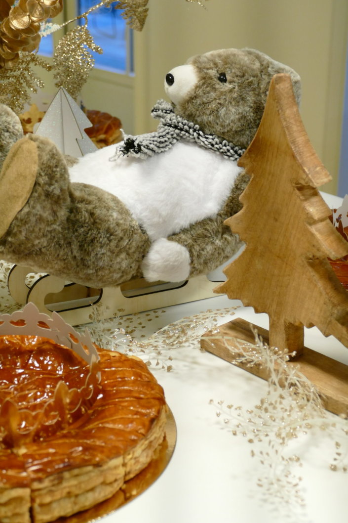 Evenement galette des rois chez hermès sur le thème blanc dorée et bois avec des sablés personnalisés