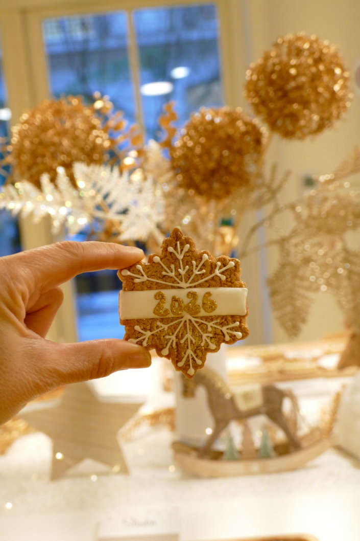 Evenement galette des rois chez hermès sur le thème blanc dorée et bois avec des sablés personnalisés