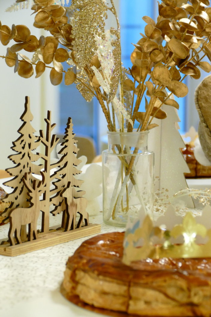 Evenement galette des rois chez hermès sur le thème blanc dorée et bois avec des sablés personnalisés