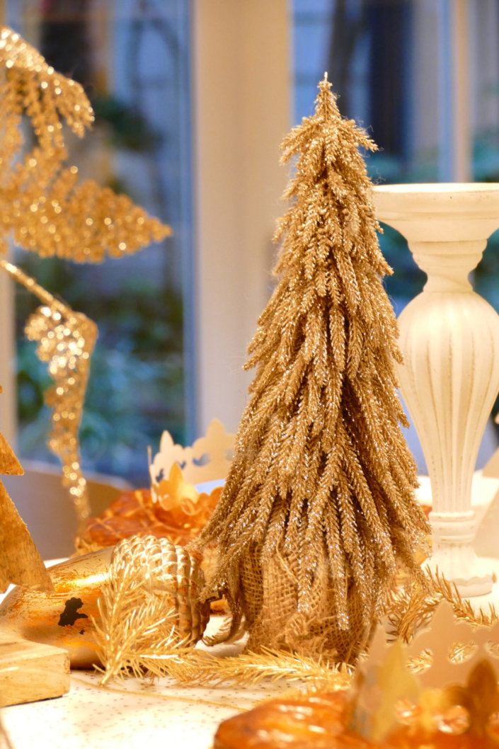 Evenement galette des rois chez hermès sur le thème blanc dorée et bois avec des sablés personnalisés