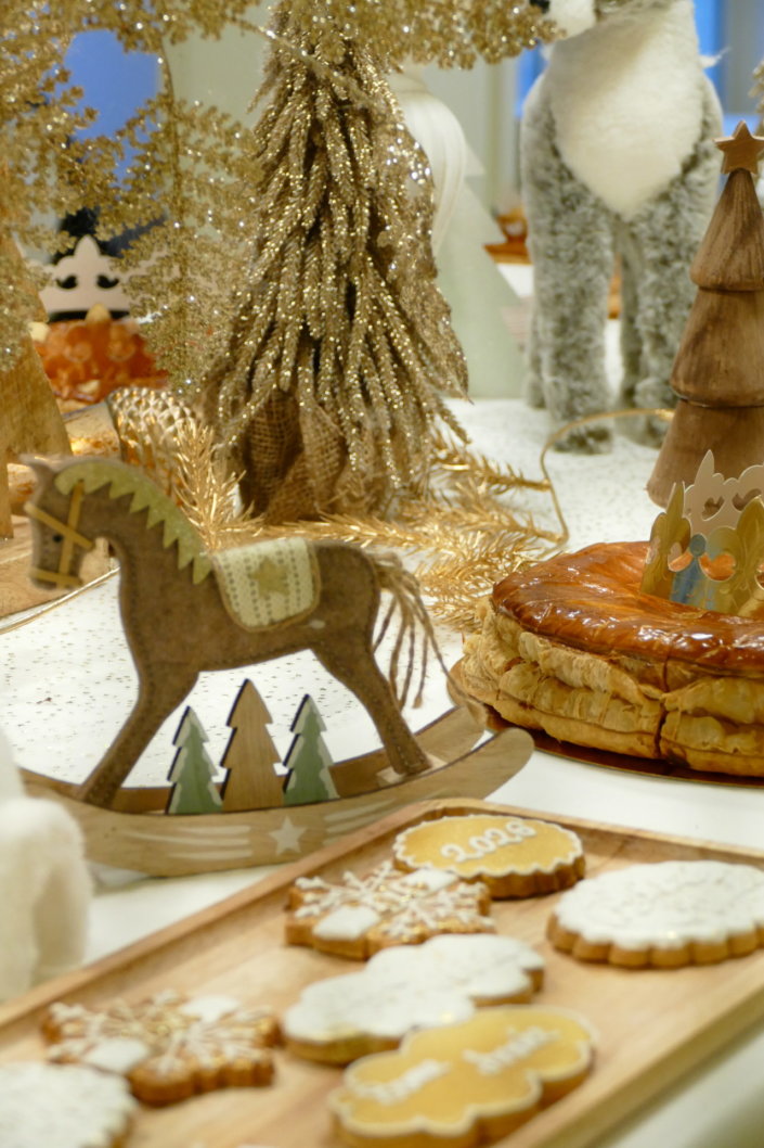 Evenement galette des rois chez hermès sur le thème blanc dorée et bois avec des sablés personnalisés