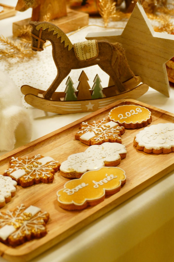 Evenement galette des rois chez hermès sur le thème blanc dorée et bois avec des sablés personnalisés