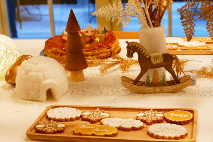 Evenement galette des rois chez hermès sur le thème blanc dorée et bois avec des sablés personnalisés