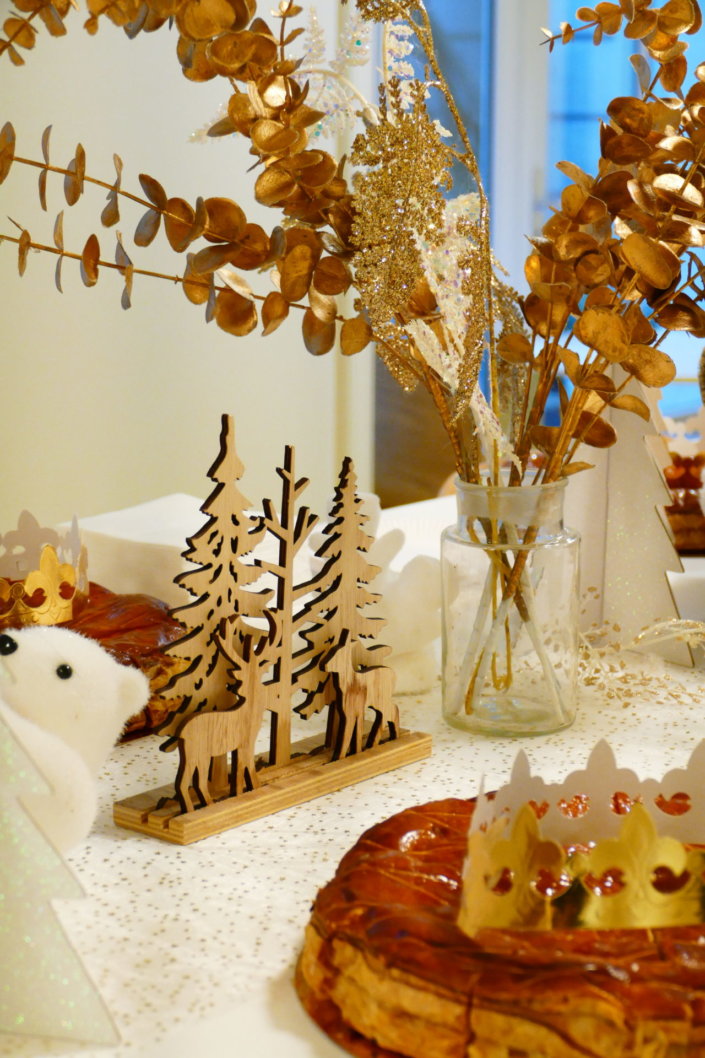 Evenement galette des rois chez hermès sur le thème blanc dorée et bois avec des sablés personnalisés