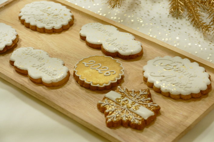 Evenement galette des rois chez hermès sur le thème blanc dorée et bois avec des sablés personnalisés