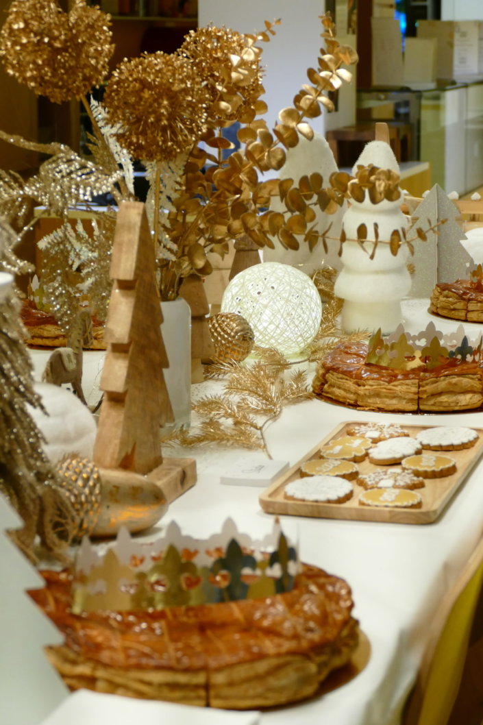 Evenement galette des rois chez hermès sur le thème blanc dorée et bois avec des sablés personnalisés