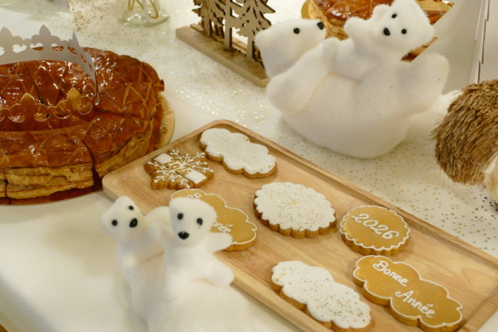 Evenement galette des rois chez hermès sur le thème blanc dorée et bois avec des sablés personnalisés