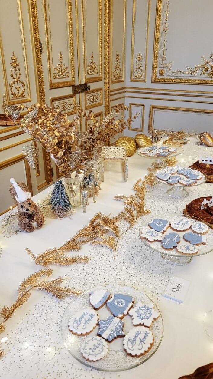 Galette des rois pour la Française sur le thème dorée blanc et bois