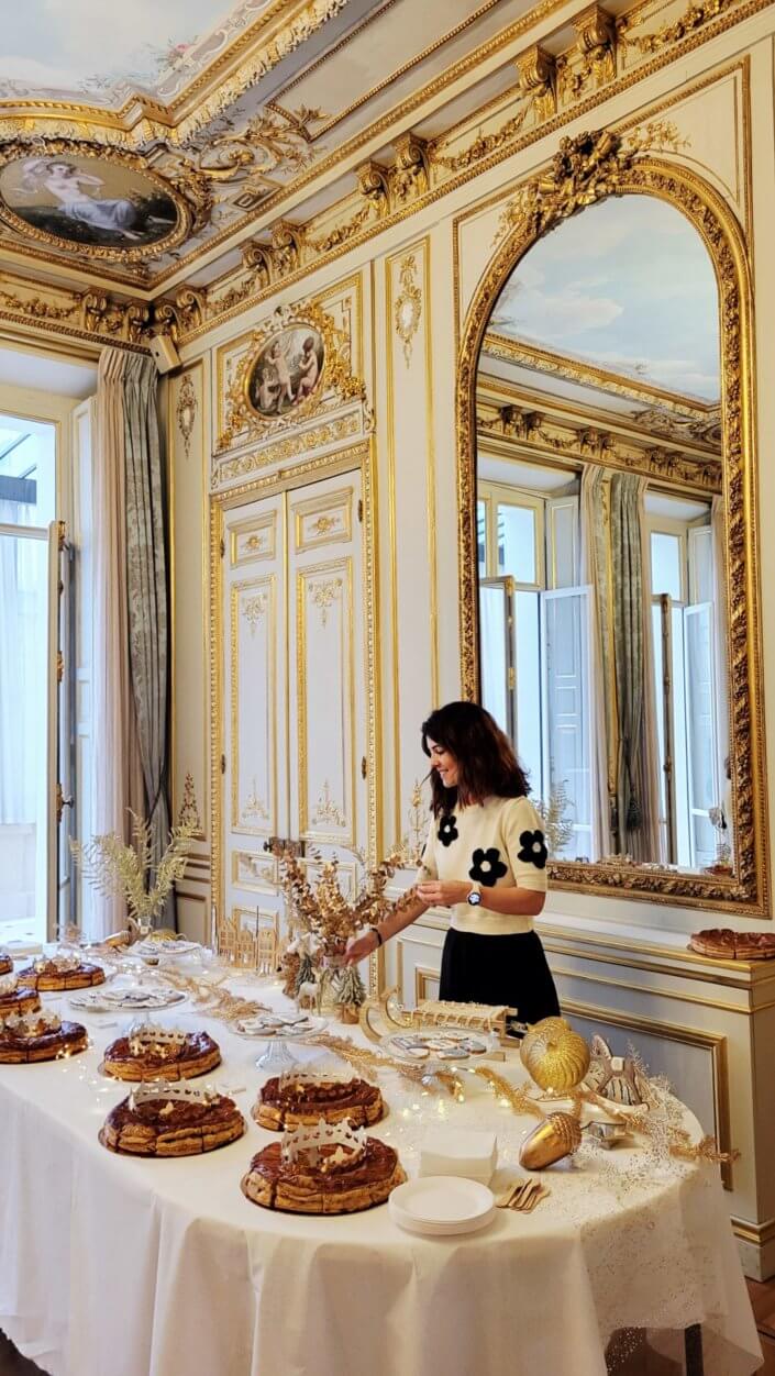 Galette des rois pour la Française sur le thème dorée blanc et bois