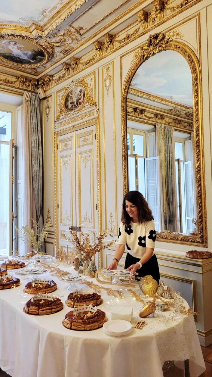 Galette des rois pour la Française sur le thème dorée blanc et bois