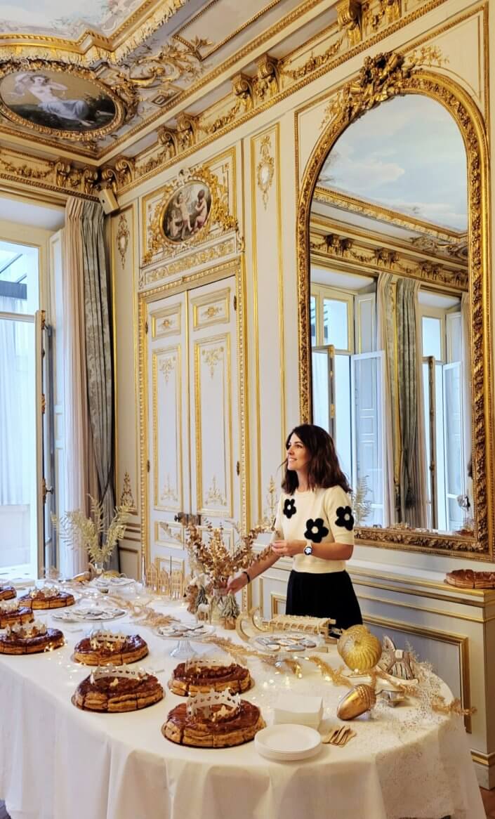 Galette des rois pour la Française sur le thème dorée blanc et bois