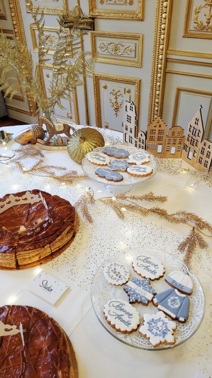 Galette des rois pour la Française sur le thème dorée blanc et bois