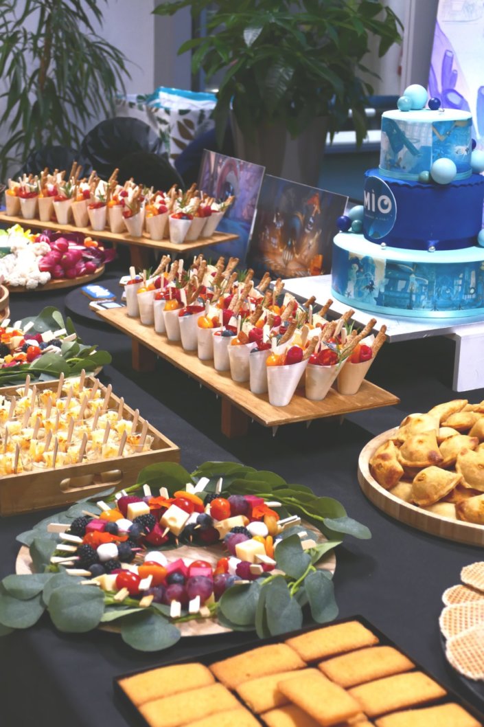 Évènement pour le lancement du nouveau jeu vidéo MIO pour Pull Up avec de la nourriture sucré salé et un gateau personnalisé