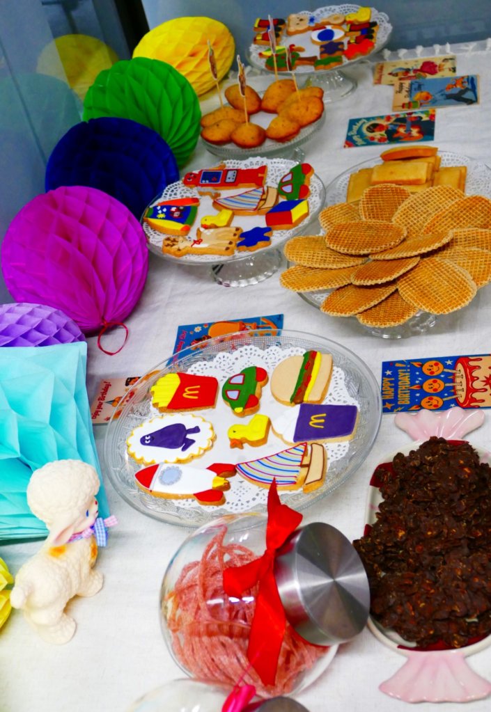 Petit déjeuner chez Pinterest sur le thème Throwback kids avec pleins de couleurs