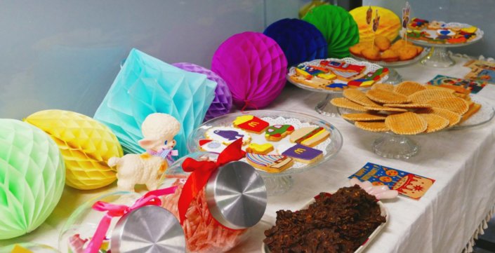 Petit déjeuner chez Pinterest sur le thème Throwback kids avec pleins de couleurs