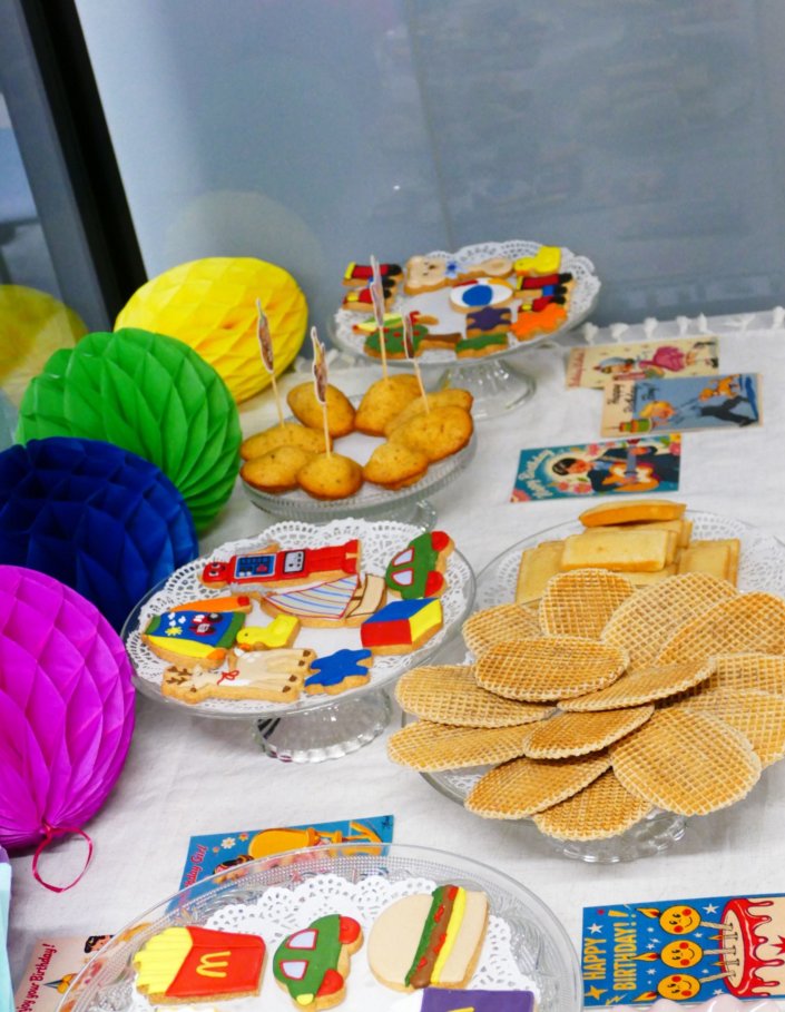 Petit déjeuner chez Pinterest sur le thème Throwback kids avec pleins de couleurs