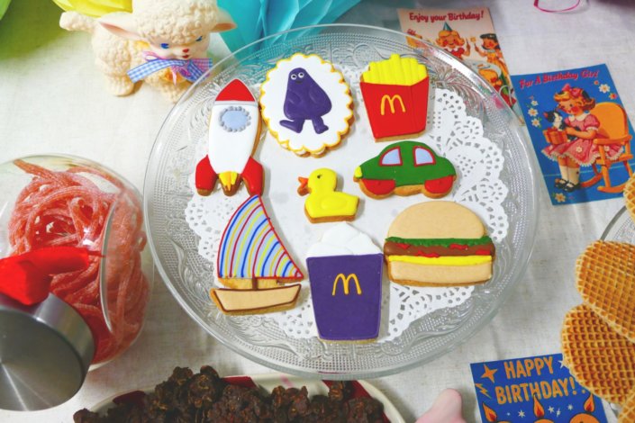 Petit déjeuner chez Pinterest sur le thème Throwback kids avec pleins de couleurs