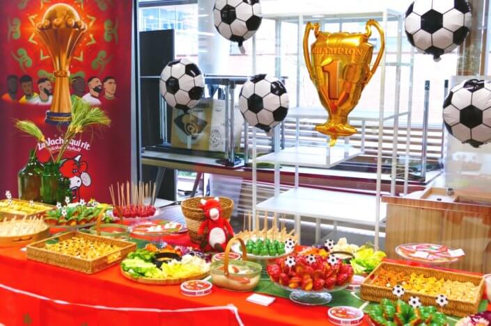 Évènement pour la CAN pour le lancement de la vache qui rit à l'harissa avec plateau de crudités, madeleines, cake pop, bouchés apéritifs à la vache qui rit et sablés personnalisés