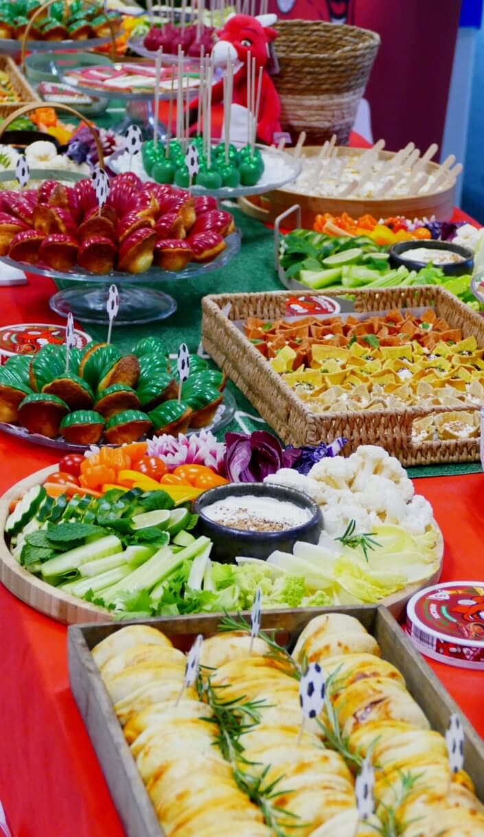 Évènement pour la CAN pour le lancement de la vache qui rit à l'harissa avec plateau de crudités, madeleines, cake pop, bouchés apéritifs à la vache qui rit et sablés personnalisés