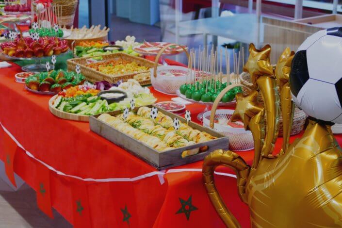 Évènement pour la CAN pour le lancement de la vache qui rit à l'harissa avec plateau de crudités, madeleines, cake pop, bouchés apéritifs à la vache qui rit et sablés personnalisés