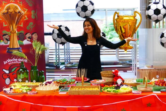 Évènement pour la CAN pour le lancement de la vache qui rit à l'harissa avec plateau de crudités, madeleines, cake pop, bouchés apéritifs à la vache qui rit et sablés personnalisés