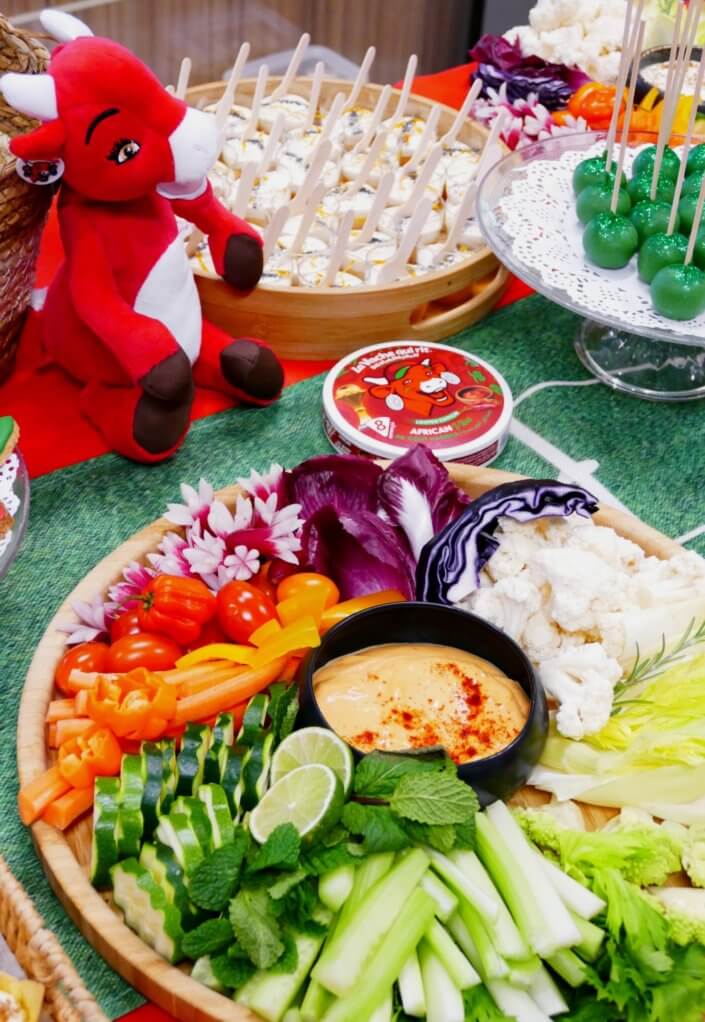 Évènement pour la CAN pour le lancement de la vache qui rit à l'harissa avec plateau de crudités, madeleines, cake pop, bouchés apéritifs à la vache qui rit et sablés personnalisés