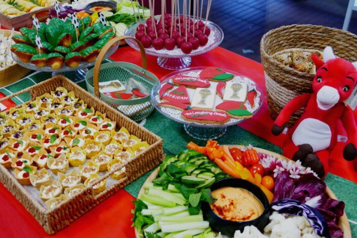 Évènement pour la CAN pour le lancement de la vache qui rit à l'harissa avec plateau de crudités, madeleines, cake pop, bouchés apéritifs à la vache qui rit et sablés personnalisés