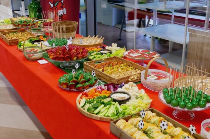 Évènement pour la CAN pour le lancement de la vache qui rit à l'harissa avec plateau de crudités, madeleines, cake pop, bouchés apéritifs à la vache qui rit et sablés personnalisés