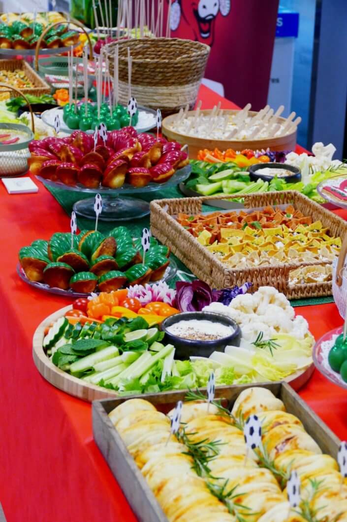 Évènement pour la CAN pour le lancement de la vache qui rit à l'harissa avec plateau de crudités, madeleines, cake pop, bouchés apéritifs à la vache qui rit et sablés personnalisés