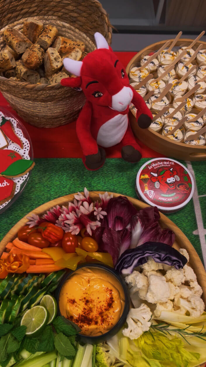 Évènement pour la CAN pour le lancement de la vache qui rit à l'harissa avec plateau de crudités, madeleines, cake pop, bouchés apéritifs à la vache qui rit et sablés personnalisés