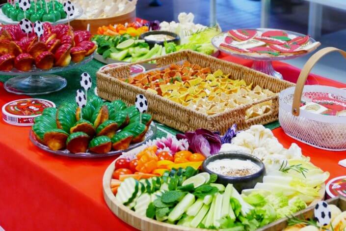 Évènement pour la CAN pour le lancement de la vache qui rit à l'harissa avec plateau de crudités, madeleines, cake pop, bouchés apéritifs à la vache qui rit et sablés personnalisés