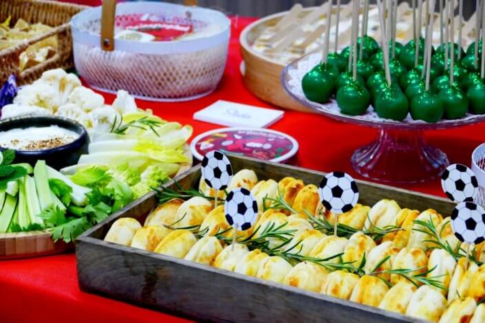 Évènement pour la CAN pour le lancement de la vache qui rit à l'harissa avec plateau de crudités, madeleines, cake pop, bouchés apéritifs à la vache qui rit et sablés personnalisés