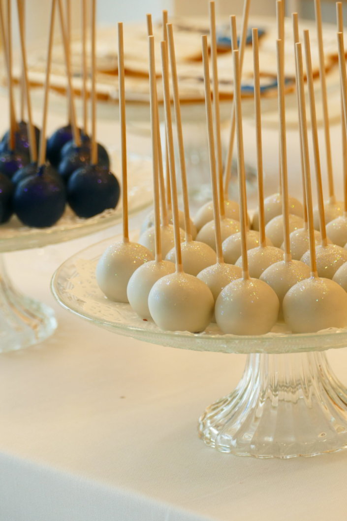 Voeux 2026 chez L'Oréal sur le thème blanc et bleu avec une décoration très épurée et chic avec des bougies et des bougeoirs pour apporter de la lumière