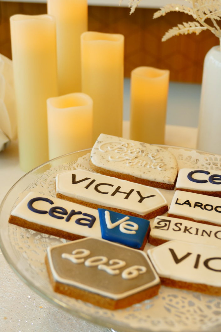 Voeux 2026 chez L'Oréal sur le thème blanc et bleu avec une décoration très épurée et chic avec des bougies et des bougeoirs pour apporter de la lumière