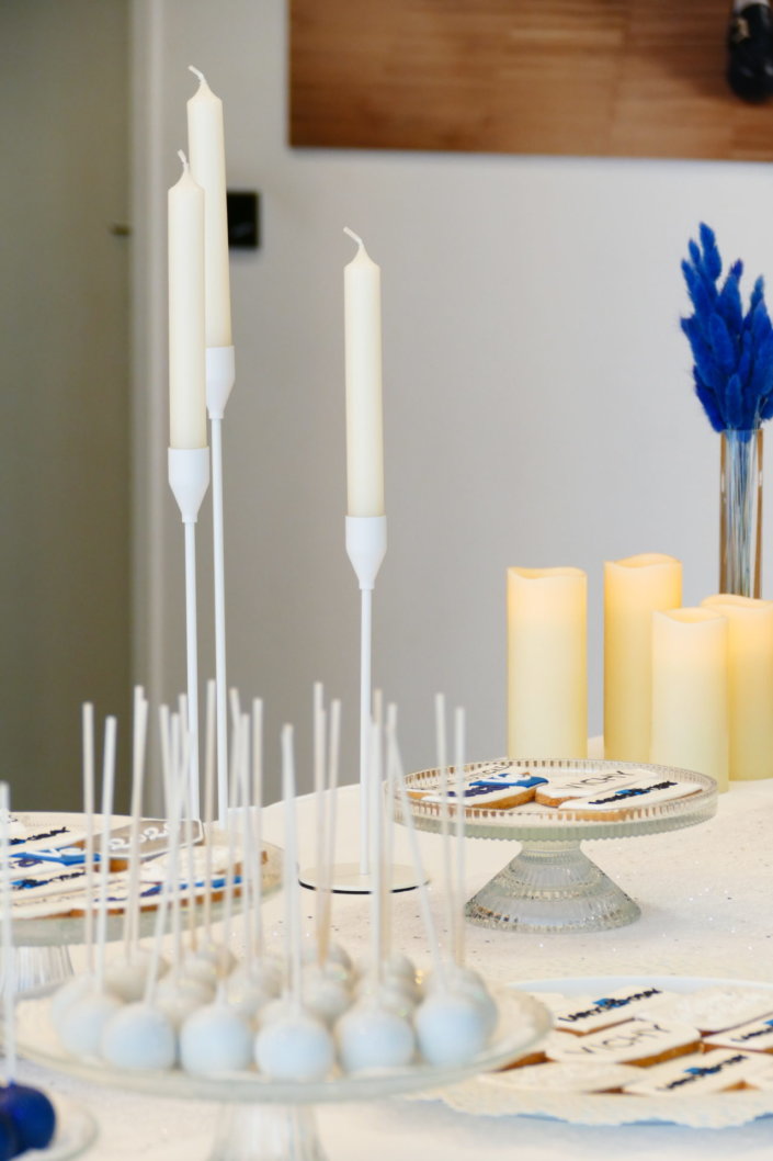 Voeux 2026 chez L'Oréal sur le thème blanc et bleu avec une décoration très épurée et chic avec des bougies et des bougeoirs pour apporter de la lumière