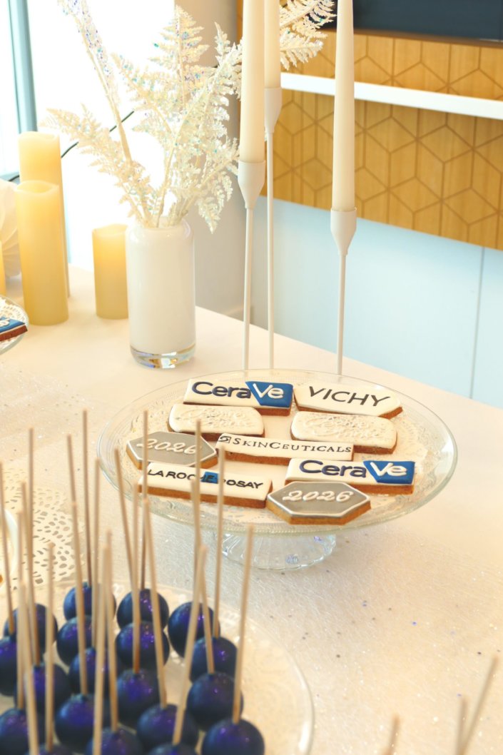 Voeux 2026 chez L'Oréal sur le thème blanc et bleu avec une décoration très épurée et chic avec des bougies et des bougeoirs pour apporter de la lumière