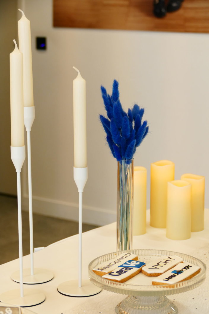 Voeux 2026 chez L'Oréal sur le thème blanc et bleu avec une décoration très épurée et chic avec des bougies et des bougeoirs pour apporter de la lumière