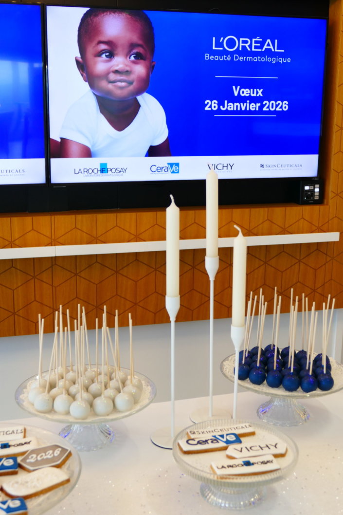 Voeux 2026 chez L'Oréal sur le thème blanc et bleu avec une décoration très épurée et chic avec des bougies et des bougeoirs pour apporter de la lumière