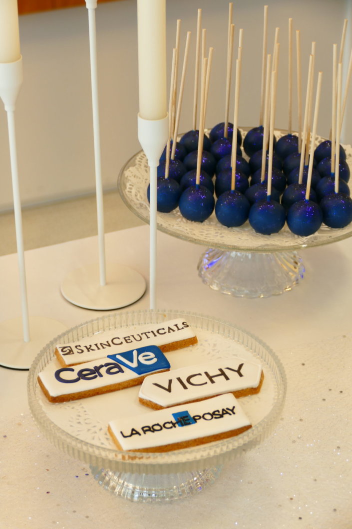 Voeux 2026 chez L'Oréal sur le thème blanc et bleu avec une décoration très épurée et chic avec des bougies et des bougeoirs pour apporter de la lumière