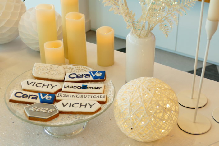 Voeux 2026 chez L'Oréal sur le thème blanc et bleu avec une décoration très épurée et chic avec des bougies et des bougeoirs pour apporter de la lumière