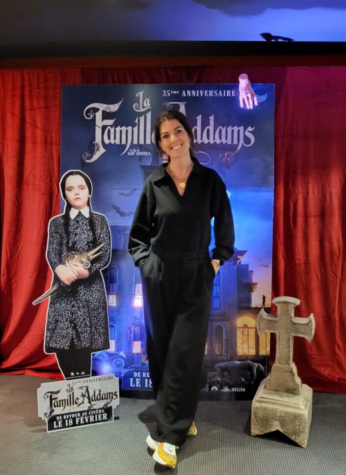 Goûter lancement film la famille addams par Studio Candy avec une scénographie sur mesure et des pâtisseries en noir et blanc, sablés décorés manoir, la chose, nattes de Mercredi et cercueil