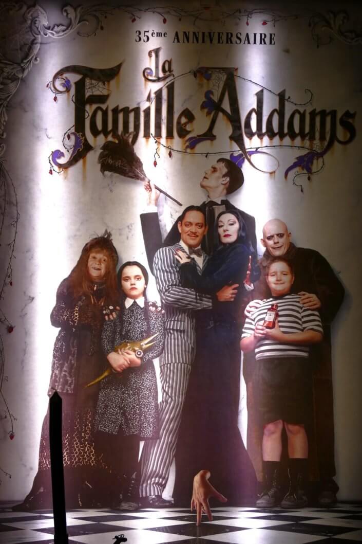 Goûter lancement film la famille addams par Studio Candy avec une scénographie sur mesure et des pâtisseries en noir et blanc, sablés décorés manoir, la chose, nattes de Mercredi et cercueil