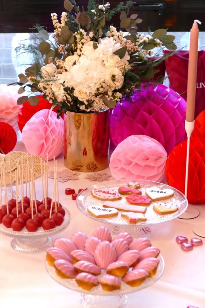 Evenement Clinique Saint Valentin par studio candy avec une table gouter sur mesure, pâtisseries coeurs, cakepops rouges, madeleines à coques roses et décoration romantique