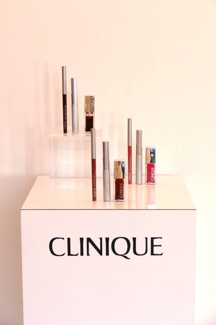 Evenement Clinique Saint Valentin par studio candy avec une table gouter sur mesure, pâtisseries coeurs, cakepops rouges, madeleines à coques roses et décoration romantique
