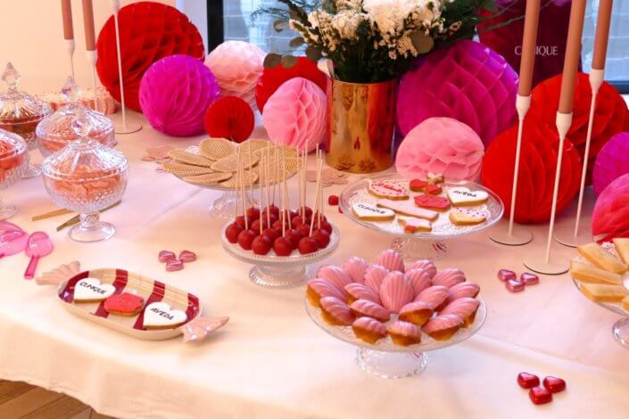 Evenement Clinique Saint Valentin par studio candy avec une table gouter sur mesure, pâtisseries coeurs, cakepops rouges, madeleines à coques roses et décoration romantique