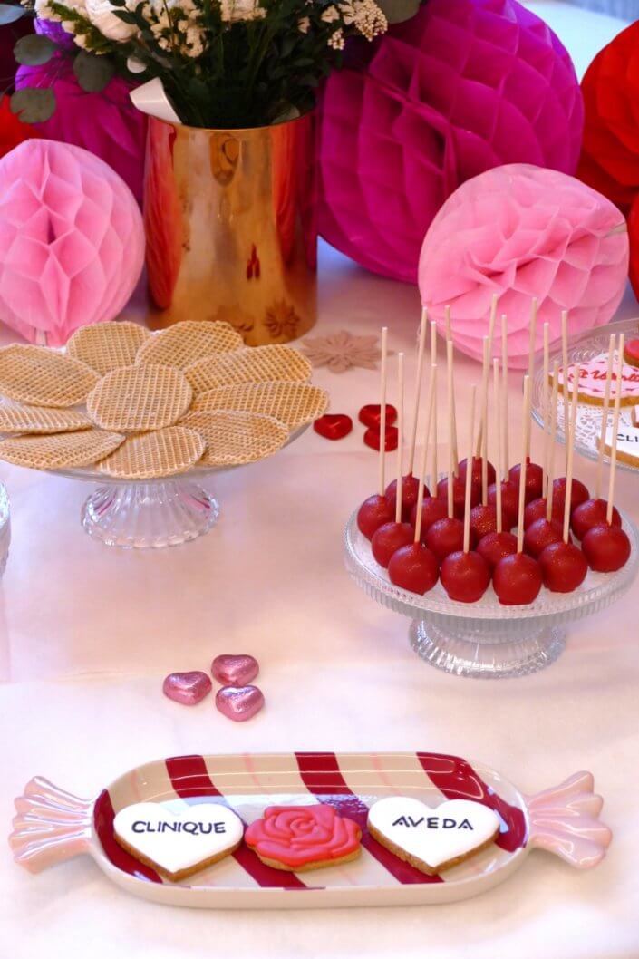Evenement Clinique Saint Valentin par studio candy avec une table gouter sur mesure, pâtisseries coeurs, cakepops rouges, madeleines à coques roses et décoration romantique