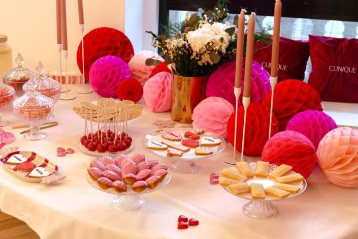 Evenement Clinique Saint Valentin par studio candy avec une table gouter sur mesure, pâtisseries coeurs, cakepops rouges, madeleines à coques roses et décoration romantique