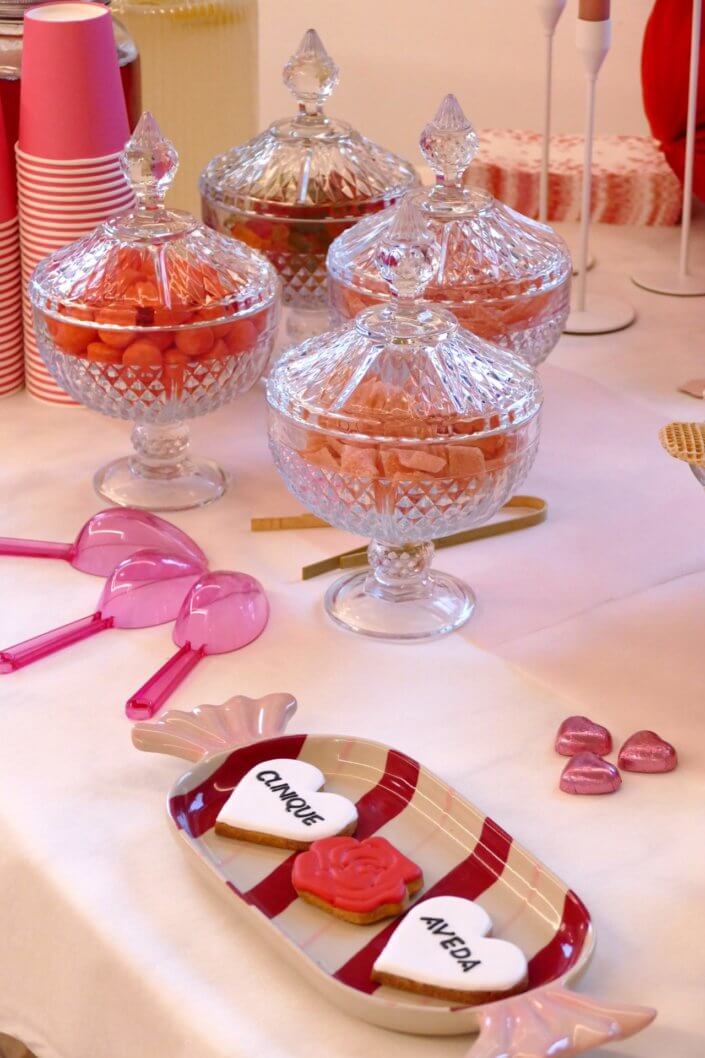 Evenement Clinique Saint Valentin par studio candy avec une table gouter sur mesure, pâtisseries coeurs, cakepops rouges, madeleines à coques roses et décoration romantique
